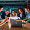 Echipă profesionistă implementând strategii eficiente de marketing online.