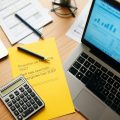 Spațiu de lucru cu calculatoare și documente fiscale.